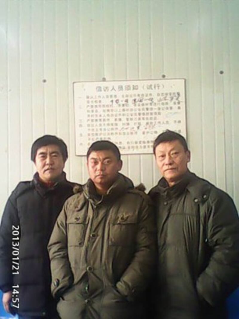 图片：沈阳前警察马治国（中）与另两名警察在北京久敬庄。（张玉玺提供/记者乔龙）