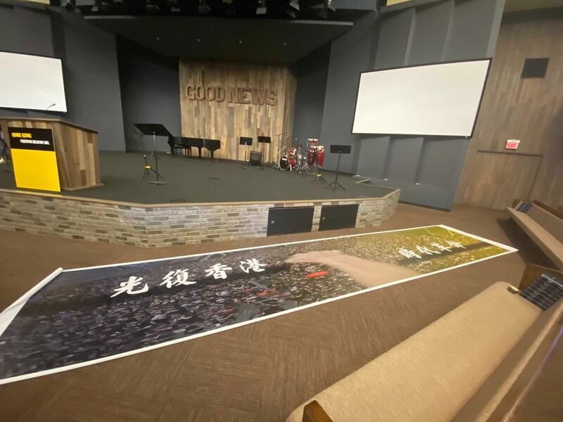 蓬佩奧與在美港人聚會會前曝光的現場布置顯示，場所擺設了一幅大型的橫額，當中寫有八個大字：「光復香港 時代革命」。（「香港自由燈塔」Facebook 圖片）