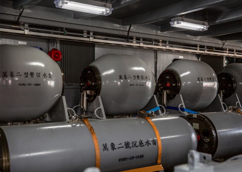 2022年1月14日,布雷艇使用台灣中山科學院研製的水雷。(總統府提供)