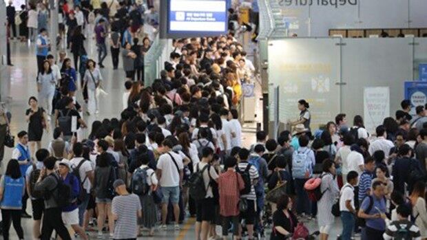 휴가철 해외여행객들이 인천공항 출국장 출국게이트앞에 길게 줄서고 있다. 