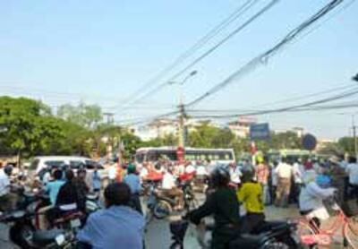 Dân oan Thanh Hóa xuống đường biểu tình ở thành phố Vinh. Hình do thính giả gửi đến RFA.