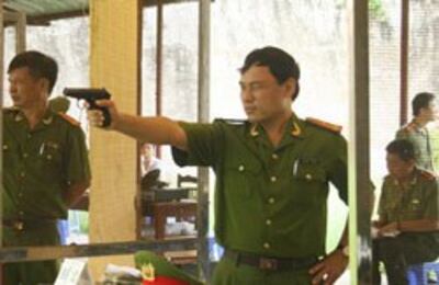 Công an thực hành bắn súng