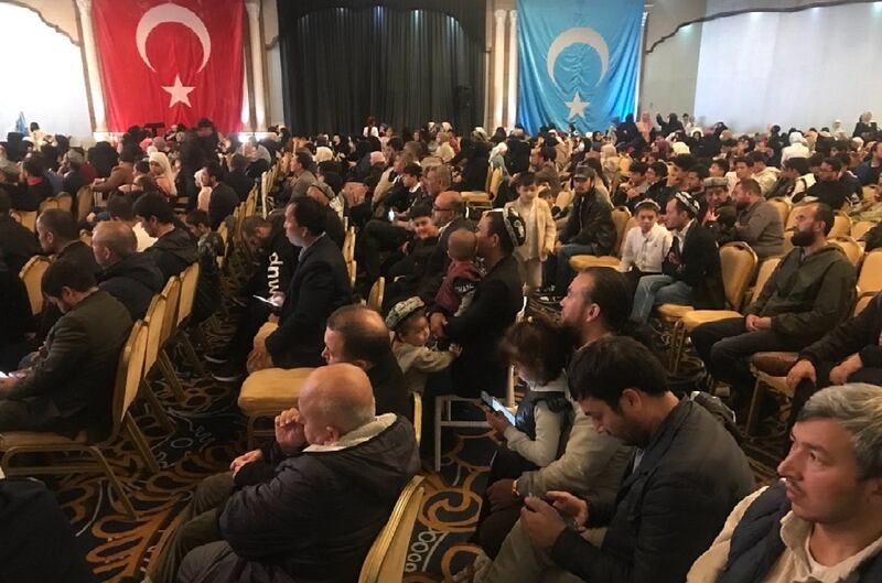 ئىستانبۇلدا ئۆتكۈزۈلگەن ئىككى قېتىملىق شەرقىي تۈركىستان جۇمھىۇرىيەتلىرىنى خاتىرىلەش پائالىيىتىدىن كۆرۈنۈش، 2022-يىلى 12-نويابىر، ئىستانبۇل.