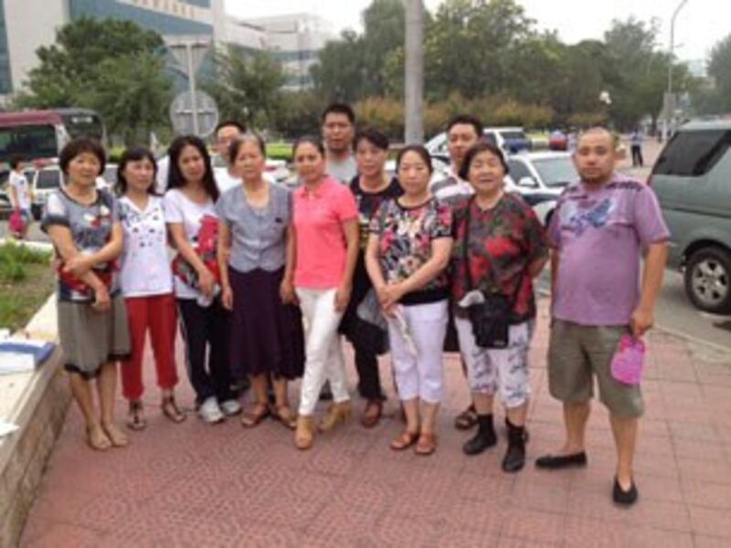 图片：在法院外声援倪玉兰的人士　（志愿者提供）