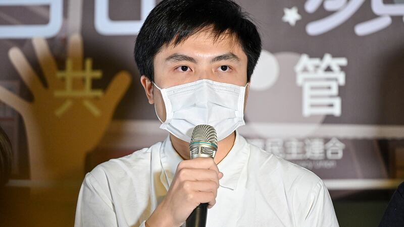 2021年12月14日，經濟民主連合研究員江旻諺：港府企圖透過商業裁判方式，取得台蘋的匿名保護資料。（鍾廣政 攝）