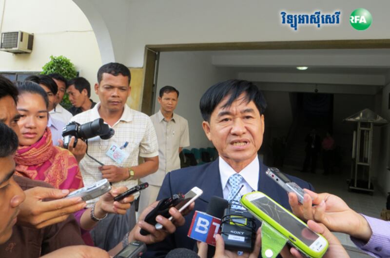 លោក ហង្ស ពុទ្ធា ដែល​ជា​សមាជិក​ទី​៩ របស់ គ.ជ.ប ចេញ​ពី​សង្គម​ស៊ីវិល និង​ដែល​ទើប​ត្រូវ​បាន​គេ​ជ្រើសរើស​ឲ្យ​ធ្វើ​ជា​អ្នក​នាំ​ពាក្យ​របស់ គ.ជ.ប​ថ្មី ផ្ដល់​បទសម្ភាសន៍​ដល់​វិទ្យុ​អាស៊ីសេរី នៅ​ថ្ងៃ​ទី​២៤ ខែ​មេសា ឆ្នាំ​២០១៥។ 