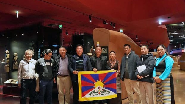 2024年9月25日、フランスのパリにあるケ・ブランリ=ジャック・シラク美術館での会議中に、チベット代表がチベットの国旗を掲揚した。