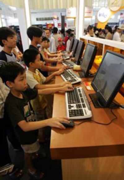 Trẻ em Việt Nam chơi trò chơi điện tử, ảnh minh họa. AFP photo 