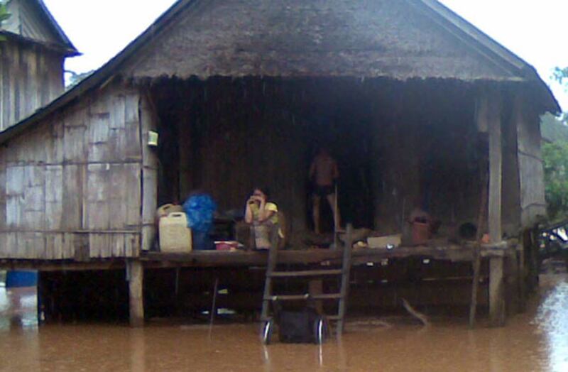 ស្ថានភាព​ទឹក​លិច​ផ្ទះ​អ្នក​ភូមិ​នៅ​ស្រុក​លំផាត់ ខេត្ត​រតនគិរី ដោយសារ​ជំនន់​ទន្លេ​ស្រែពក នៅ​ថ្ងៃ​ទី​៤ ខែ​សីហា ឆ្នាំ​២០១៤។