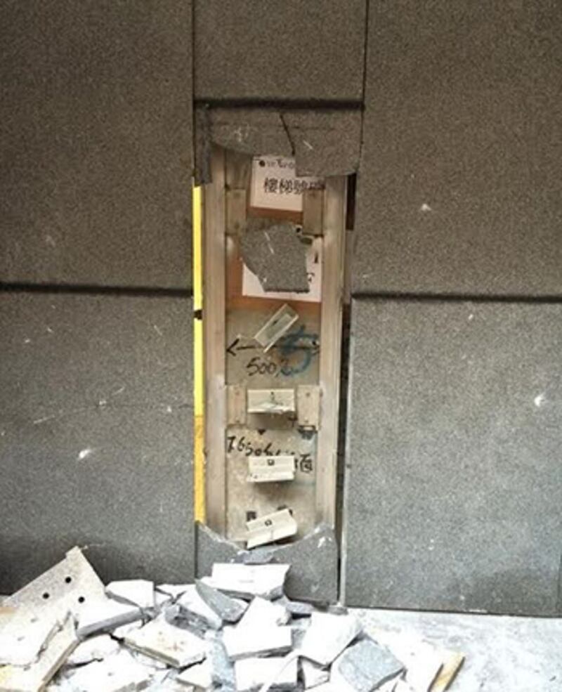 2014年11月19日中午 ，立法會石牆留下被示威者破壞的裂跡。(林靜 攝)