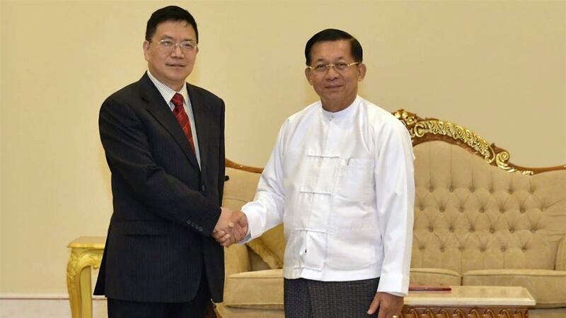 တရုတ်အစိုးရရဲ့ အာရှရေးရာ အထူးကိုယ်စားလှယ် မစ္စတာ တိန့်ရှီကျွန်းနှင့် စစ်ကောင်စီ ဥက္ကဋ္ဌ ဗိုလ်ချုပ်မှူးကြီး မင်းအောင်လှိုင်တို့ ၂၀၂၃ ခုနှစ်၊ မတ်လ ၆ ရက်နေ့က နေပြည်တော်မှာ တွေ့ဆုံစဉ်။ (Photo: Myanmar Military)