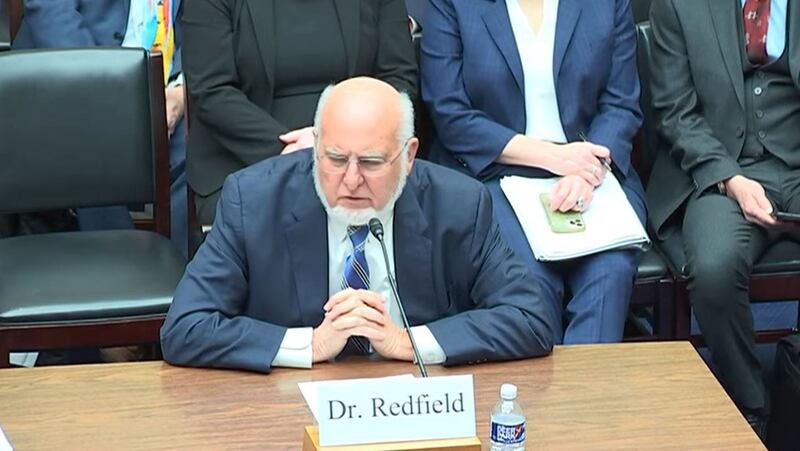 美国前疾控中心主任罗伯特·雷德菲尔德(Robert Redfield)在听证会上。(视频截图)
