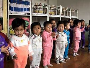 북한을 다녀온 대북지원단체 '푸른나무'의 신영순 대북사업본부장이 공개한 황해북도 육아원의 어린이들 모습. 육아원은 1~4세의 고아들을 돌보는 곳이다.