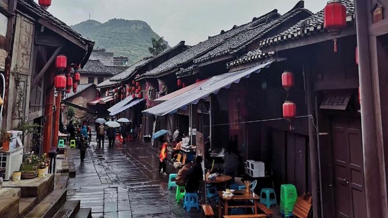 贵州一小镇,昔日车水马龙,如今人流稀少。(志愿者提供/记者乔龙)