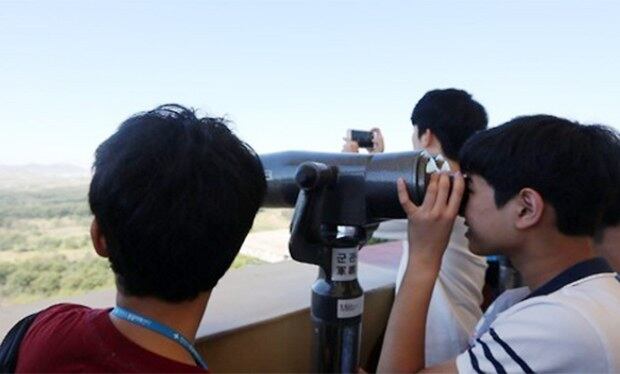 장대현학교 학생들과 브니엘고등학교 학생들이 파주시 도라전망대에서 개성시를 바라보고 있다. 