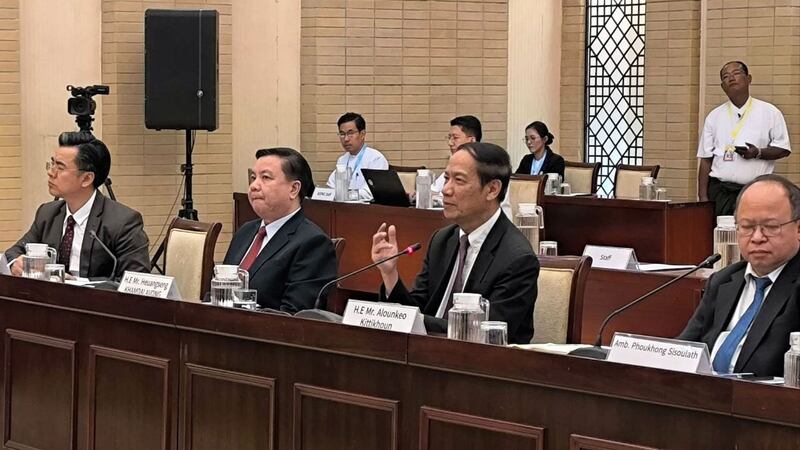 မြန်မာနိုင်ငံဆိုင်ရာ အာဆီယံအထူးကိုယ်စားလှယ် Alounkeo Kittikhoun နှင့် အပစ်ရပ် တိုင်းရင်းသားလက်နက်ကိုင်အဖွဲ့ ခုနစ်ဖွဲ့တို့ ၂၀၂၄ ခုနှစ်၊ ဇန်နဝါရီလ ၁၀ ရက်နေ့က နေပြည်တော်တွင် တွေ့ဆုံဆွေးနွေးခဲ့ကြစဉ်။ (Photo: NCAS EAO)