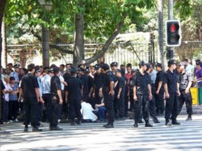 图片：失地农民到福建省委省政府请愿。省政府门口，一农民被打。（权利运动网）