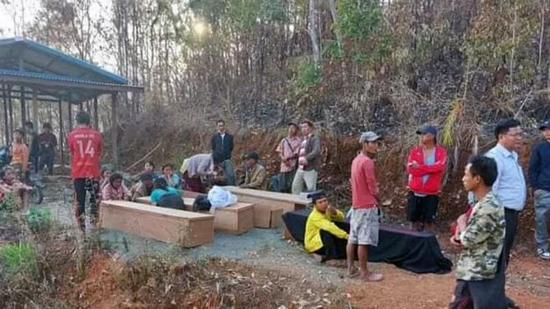 စစ်ကောင်စီတပ်က လေကြောင်းနဲ့ဗုံးကြဲခဲ့သည့် ဝေဘူလမြို့ရှိ သေဆုံးသူများကို ၂၀၂၃ ခုနှစ် ဧပြီလ ၁၁ ရက်နေ့က သင်္ဂြိုဟ်ပေးနေစဉ်။ ( Photo: Citizen Journalist)