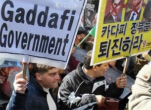 2월 25일 주한 리비아인과 아랍계 외국인들이 서울 용산구 이태원동 주한리비아대사관 앞에서 '카다피 퇴진 촉구' 시위를 벌이고 있다.