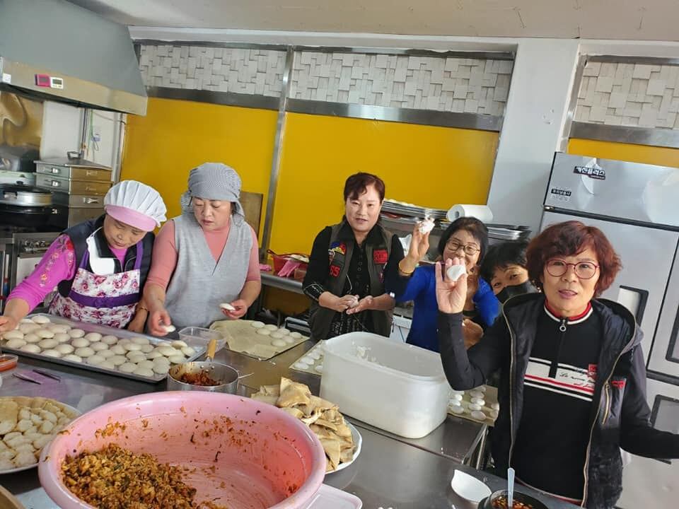 장유빈 셰프 등이 북한 음식 전시회를 준비하고 있다.