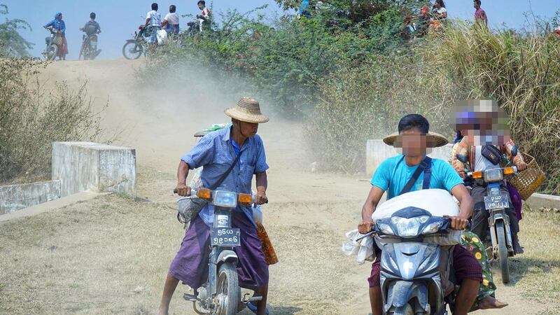 စစ်ကောင်စီတပ် စစ်ကြောင်းထိုးနေသဖြင့် ထွက်ပြေးကြရသည့် စစ်ကိုင်းတိုင်း၊ဆားလင်းကြီးမြို့နယ်၊ မြောက်ခြမ်းမှ ‌ဒေသခံများအား ၂၀၂၄ ခုနှစ်၊ မတ်လ ၂၉ ရက်နေ့က တွေ့ရစဉ်။ (ဓာတ်ပုံ- ချင်းတွင်းမြစ်ကမ်းဘေးကျေးရွာများသပိတ်စစ်ကြောင်း)