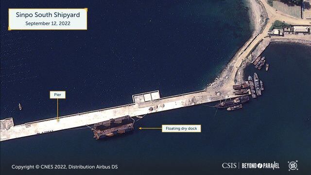 미국 민간연구기관 전략국제문제연구소(CSIS)가 운영하는 북한 전문 매체 ‘분단을 넘어(Beyond Parallel)’는 15일 북한 함경남도 신포조선소에서 잠수함발사탄도미사일(SLBM) 시험발사에 사용되는 바지선의 움직임을 포착했다고 밝혔다.