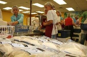 Feed My Starving Children의 자원봉사자들이 67개국의 어린이에게 지원할 영양식을 포장하는 모습.