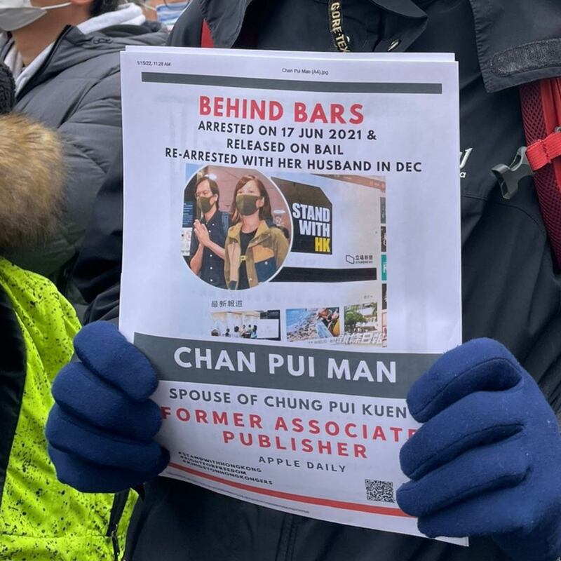 兩個星期前,過千名港人在倫敦市中心遊行,聲援香港被捕記者,支持新聞自由。周萬聰拿著自己打印的文宣,走在遊行隊伍當中。(周萬聰提供)