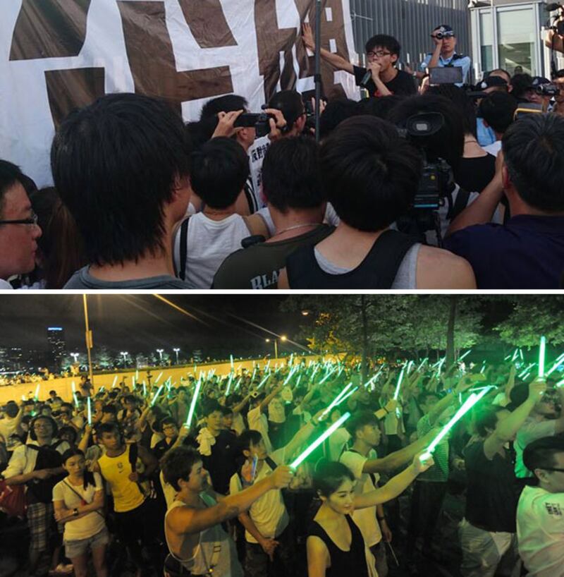 學民思潮成員及市民來到特首辦，通宵等候梁振英上班時表達訴求。示威者在特首辦外掛上熒光棒，喻意政府在政改方案上開綠燈。（自學民思潮Facebook）