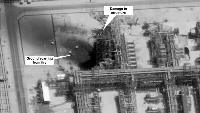 卫星图像显示，沙特阿拉伯的炼油设施2019年9月14日遭到攻击。(U.S. government/Digital Globe via AP) 