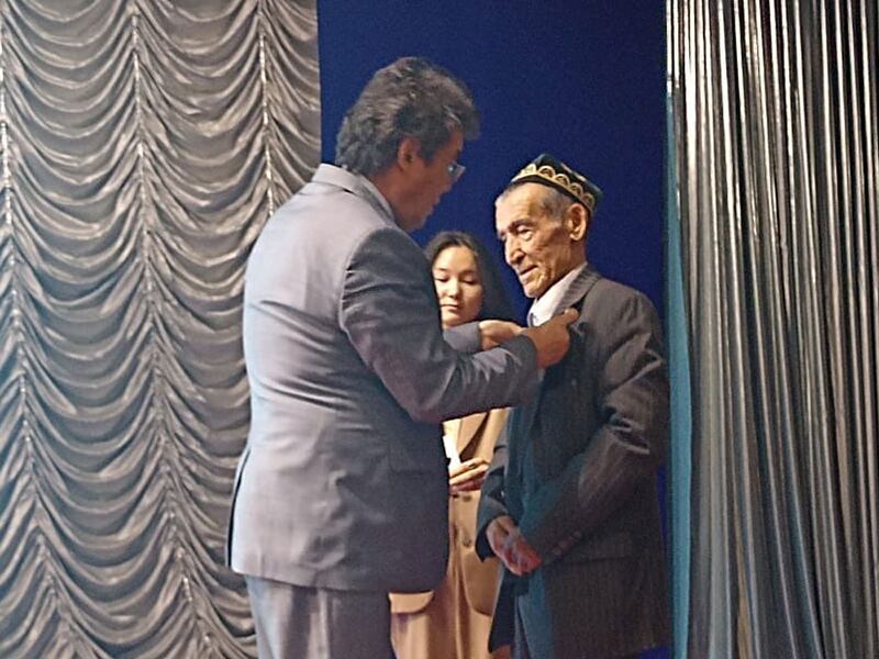 ئاتاقلىق شائىر، قازاقىستان يازغۇچىلار ئىتتىپاقىنىڭ ئەزاسى ئابدۇغوپۇر قۇتلۇقوف قازاقىستان يازغۇچىلار ئىتتىپاقى تەستىقلىغان ‹قازاقىستاننىڭ پەخرىي يازغۇچىسى› دېگەن شەرەپلىك نامنى ئالغان كۆرۈنۈش. 2024-يىلى 19-ئاپرېل، ئالمۇتا
