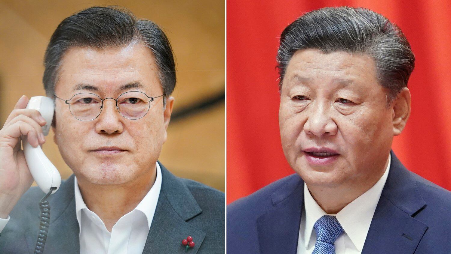 문재인 대통령(왼쪽)이 26일 청와대에서 시진핑 중국 국가주석과 전화 통화하고 있다.