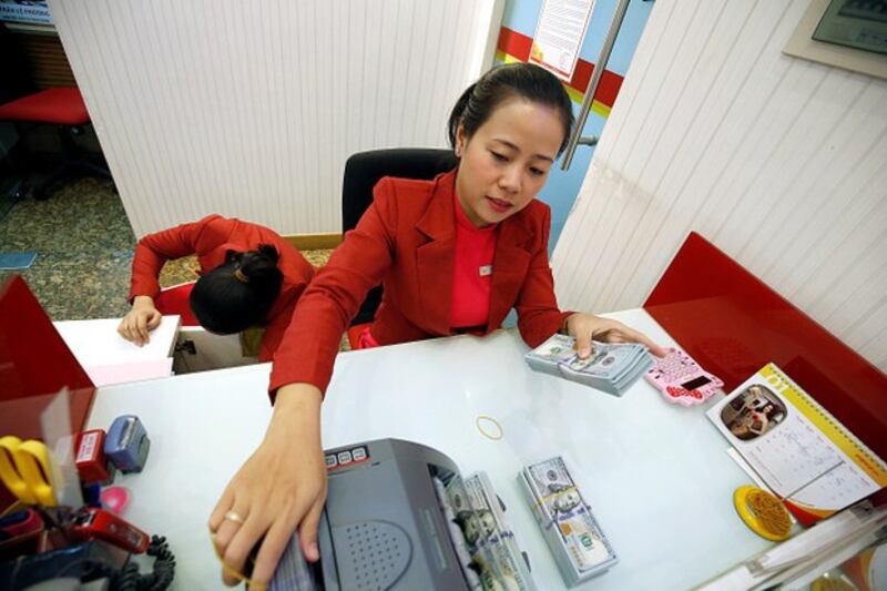 Ảnh minh họa. Nhân viên ngân hàng đếm tiền tại một chi nhánh của HD Bank ở Tp Hồ Chí Minh ngày 12/1/2018.
