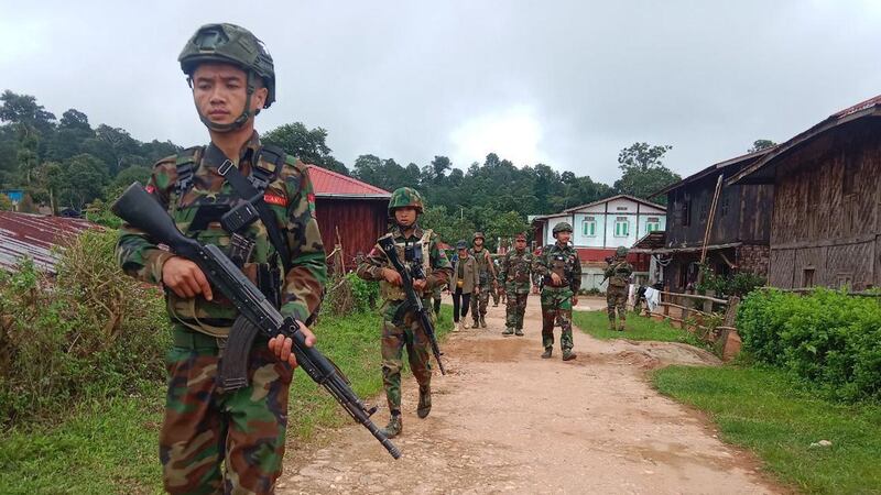 တအာင်းအမျိုးသားလွတ်မြောက်ရေးတပ်မတော် (TNLA) တပ်ဖွဲ့ဝင်များအား ၂၀၂၄ ခုနှစ်၊ ဇွန်လ ၂၅ ရက်နေ့က တွေ့ရစဉ်။ (Photo: Telegram/ PSLF/TNLA News)
