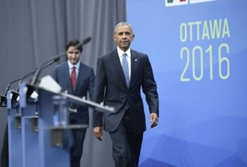 Thủ tướng Canada Justin Trudeau và Tổng thống Mỹ Barack Obama đến dự buổi họp báo tại Hội nghị thượng đỉnh lãnh đạo Bắc Mỹ tại Trung tâm Triển lãm quốc gia Canada hôm 29/6/2016. AFP photo