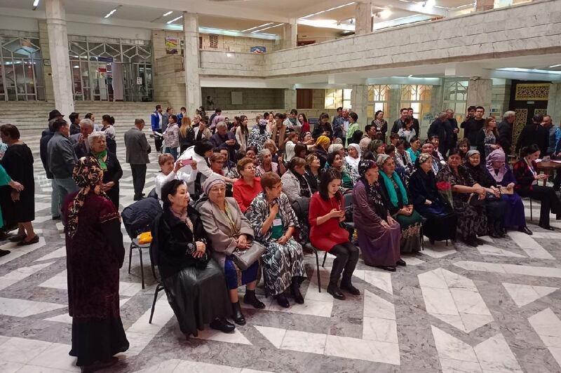 ئالمۇتادا ئۆتكۈزۈلگەن ئۇيغۇر ئايال رەسساملارنىڭ خەلقئارا رەسىم كۆرگەزمىسىدىن كۆرۈنۈش، 2022-يىلى 2-نويابىر، ئالمۇتا.