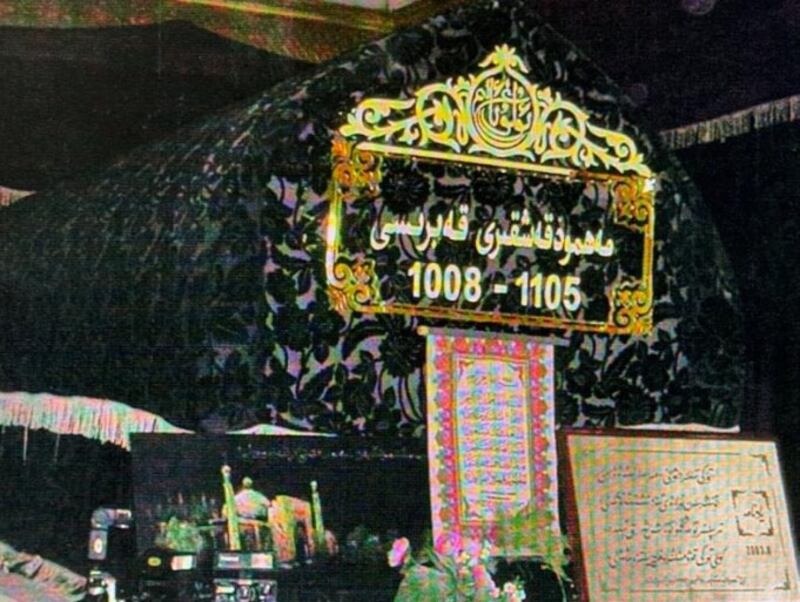 مەھمۇد قەشقىرى قەبرىسىنىڭ 2006-يىلى تارتىلغان سۈرەتلىرىدىن بىرى.