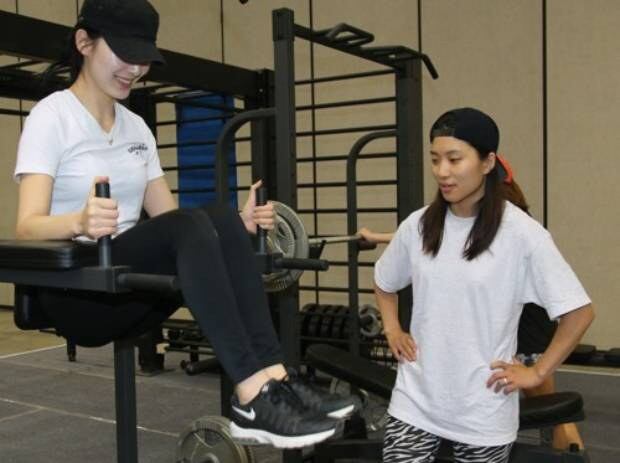 고양시 킨텍스 제2전시장에서 열린 피트니스·보디빌딩·스포츠 박람회에서 여성들이 복근 운동을 해보고 있다.