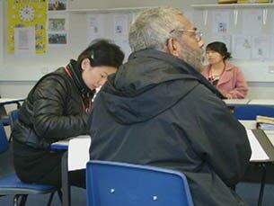 Maldon College에서 시민권 시험 공부를 하고 있는 영국 탈북민들.
