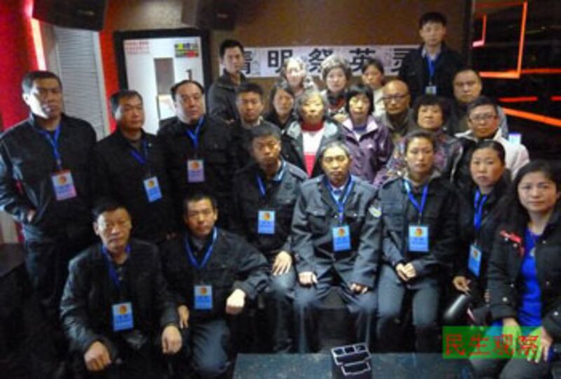 2013年3月31日，各地蒙冤警察在北京一家KTV裡舉行悼念活動。（相片來自民生觀察）