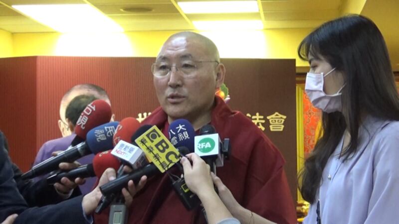 宁玛派佐钦宫渤仁波切受访,说明五月一日全球祈福法会主办目的是为送走疫情。(记者夏小华摄)