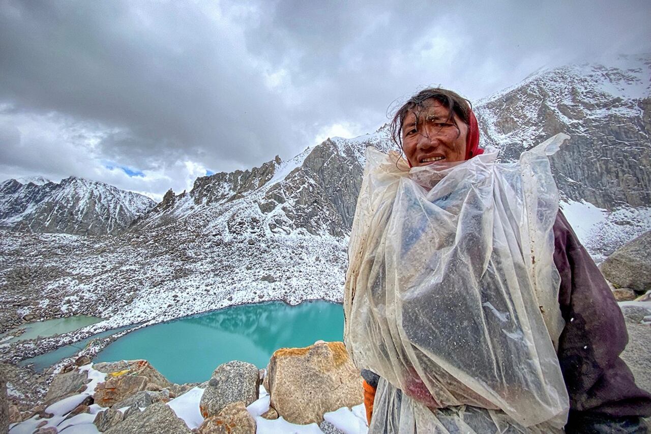 在卓玛拉山口遇见朝圣妇人,她的身后是碧湖。