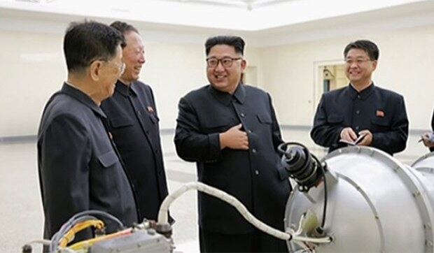 북한 김정은 노동당 위원장이 '핵무기 병기화 사업'을 현지지도 하고 있다.