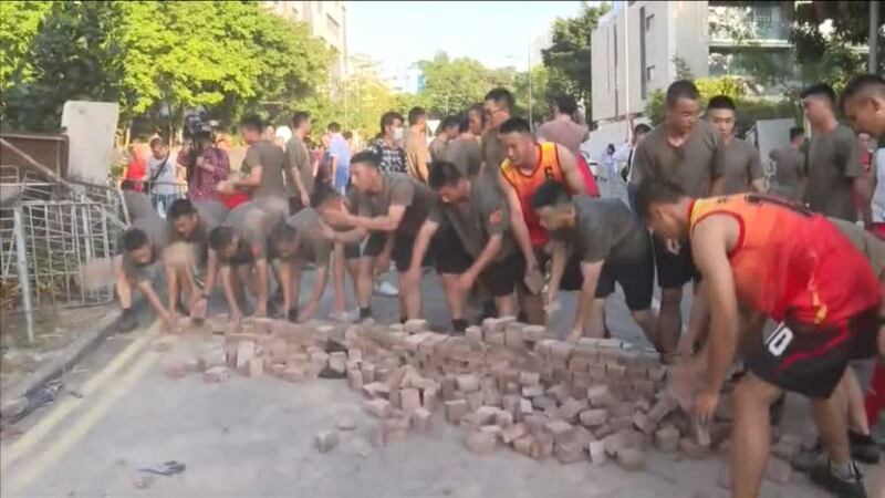 2019年11月16日,駐港解放軍出軍營協助清理路障。香港立法會的民主派議員質疑此行動的合法性。(路透社)