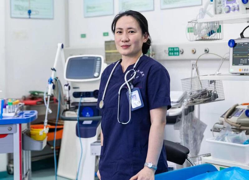 眼睛受損後仍在新冠抗疫第一線的艾芬醫生，經歷了2020年初以來又一個最嚴峻的疫情爆發高峰。（志願者提供）