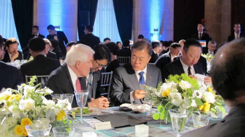 문재인 대통령이 28일 미국 워싱턴 미국 상공회의소에서 열린 한-미 비즈니스 서밋에서 토머스 도너휴 미 상공회의소 회장과 대화를 나누며 식사하고 있다.
