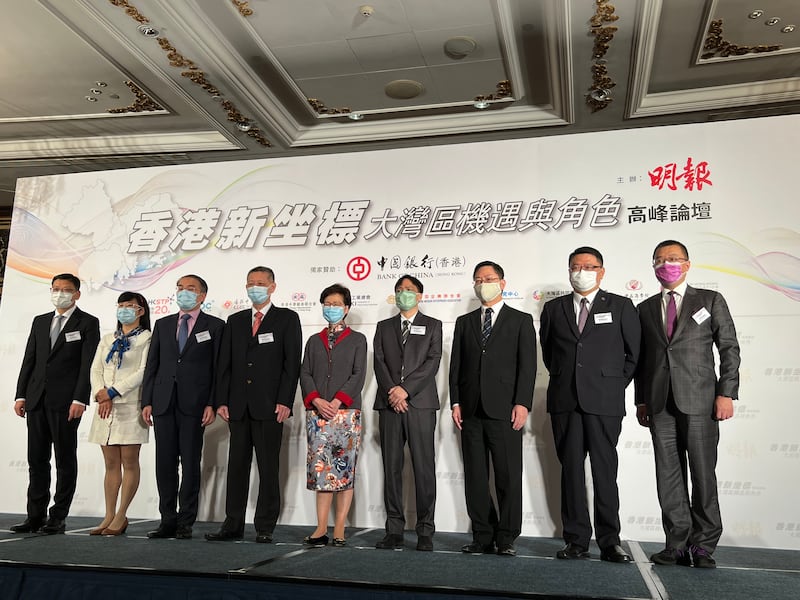 2021年12月,洪為民曾與特首林鄭、財經局長許正宇等出席「香港新坐標大灣區機遇與角色高峰論壇」。(洪為民個人網站)