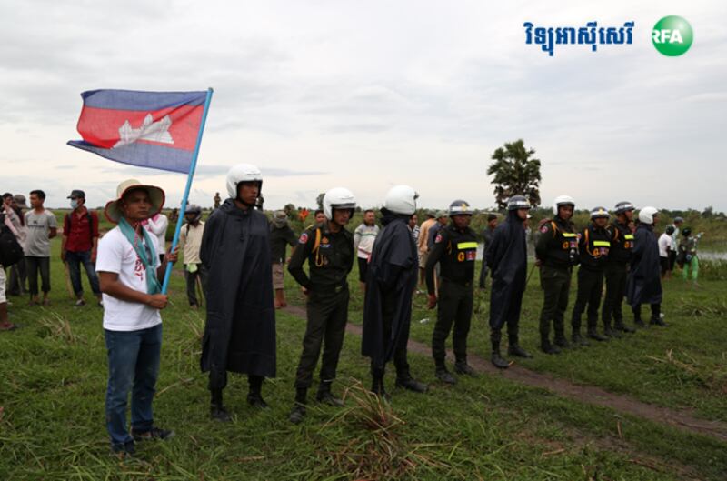 អាជ្ញាធរ​រារាំង​ពលរដ្ឋ​ពី​ភ្នំពេញ​មិន​ឲ្យ​ចូល​មើល​បង្គោល​ព្រំដែន នៅ​ខេត្ត​ស្វាយរៀង កាល​ពី​ថ្ងៃ​ទី​១៩ ខែ​កក្កដា ឆ្នាំ​២០១៥។ 