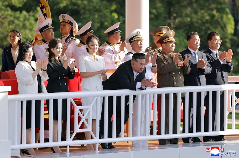 2026년 9월, 강원도 원산항에서 열린 구축함 '강건'호 취역식에서 김정은 국무위원장과 딸 김주애가 행사를 지켜보고 있다.
