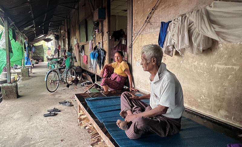 စစ်တွေမြို့ ဗုဒ္ဓေါမော်ဘုန်ကြီးကျောင်း စစ်ဘေးဒုက္ခသည်စခန်းရှိ ဒုက္ခသည်များအား ၂၀၂၃ ခုနှစ် အောက်တိုဘာ ၁၁ ရက်နေ့က တွေ့ရစဉ်။ (Photo: RFA)